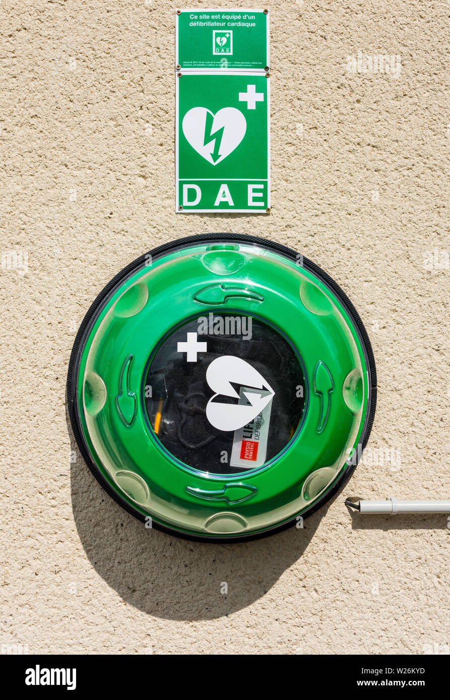 Wall-mounted heart attack defibrillator - France. Stock Photo