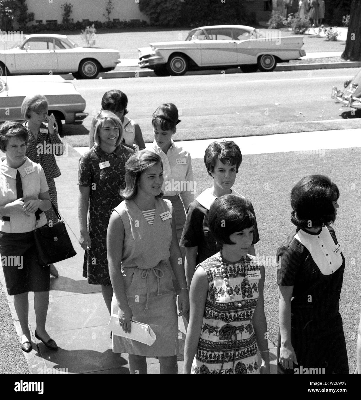 Female students arriving on freshers day at University of Southern California Sorority, USA 1964 Stock Photo