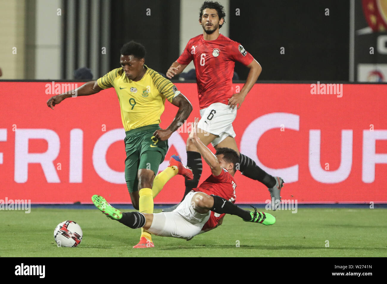 Cairo, Egypt. 06th July, 2019. South Africa's Lebo Mothiba (L) in action against Egypt's Ahmed Hegazy and Tarek Hamed during the 2019 Africa Cup of Nations round of 16 soccer match between Egypt and South Africa at Cairo International Stadium. Credit: Omar Zoheiry/dpa/Alamy Live News Stock Photo