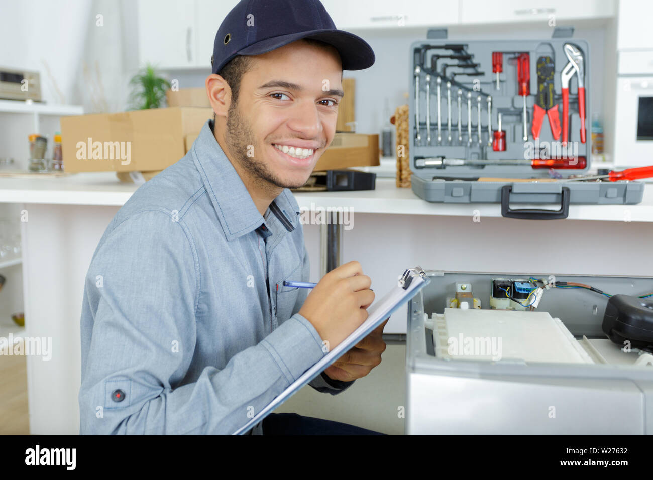 male builder writing on clipboard Stock Photo - Alamy