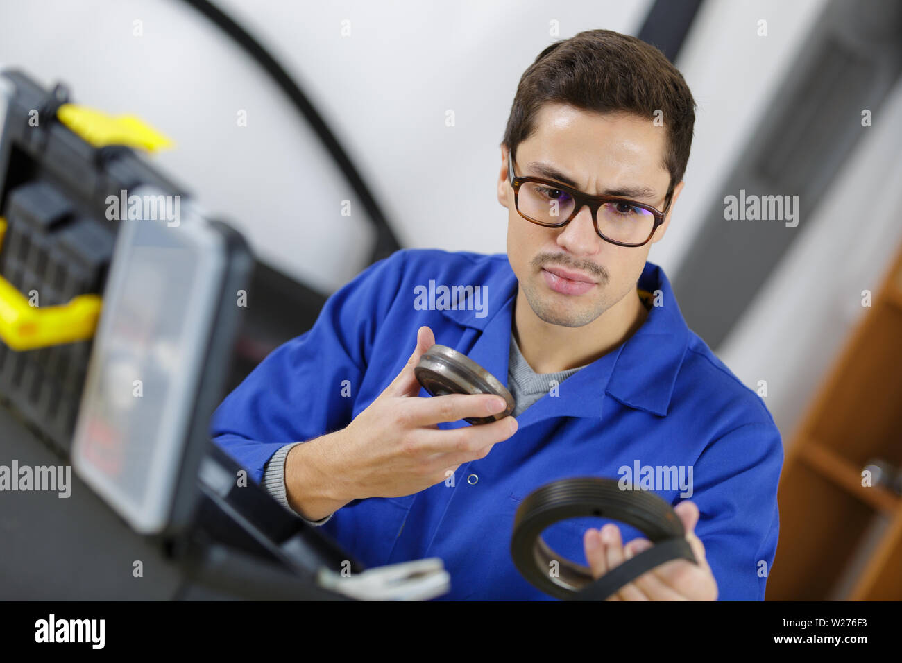 Auto machanic hi-res stock photography and images - Alamy