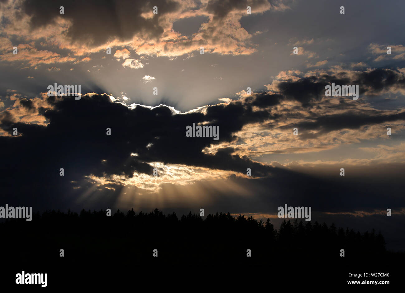 Ebersbach, Germany. 06th July, 2019. The rays of the low sun penetrate through the cloud cover. Credit: Karl-Josef Hildenbrand/dpa/Alamy Live News Stock Photo