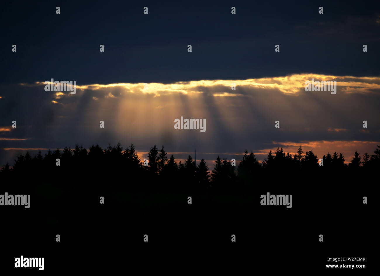 Ebersbach, Germany. 06th July, 2019. The rays of the low sun penetrate through the cloud cover. Credit: Karl-Josef Hildenbrand/dpa/Alamy Live News Stock Photo