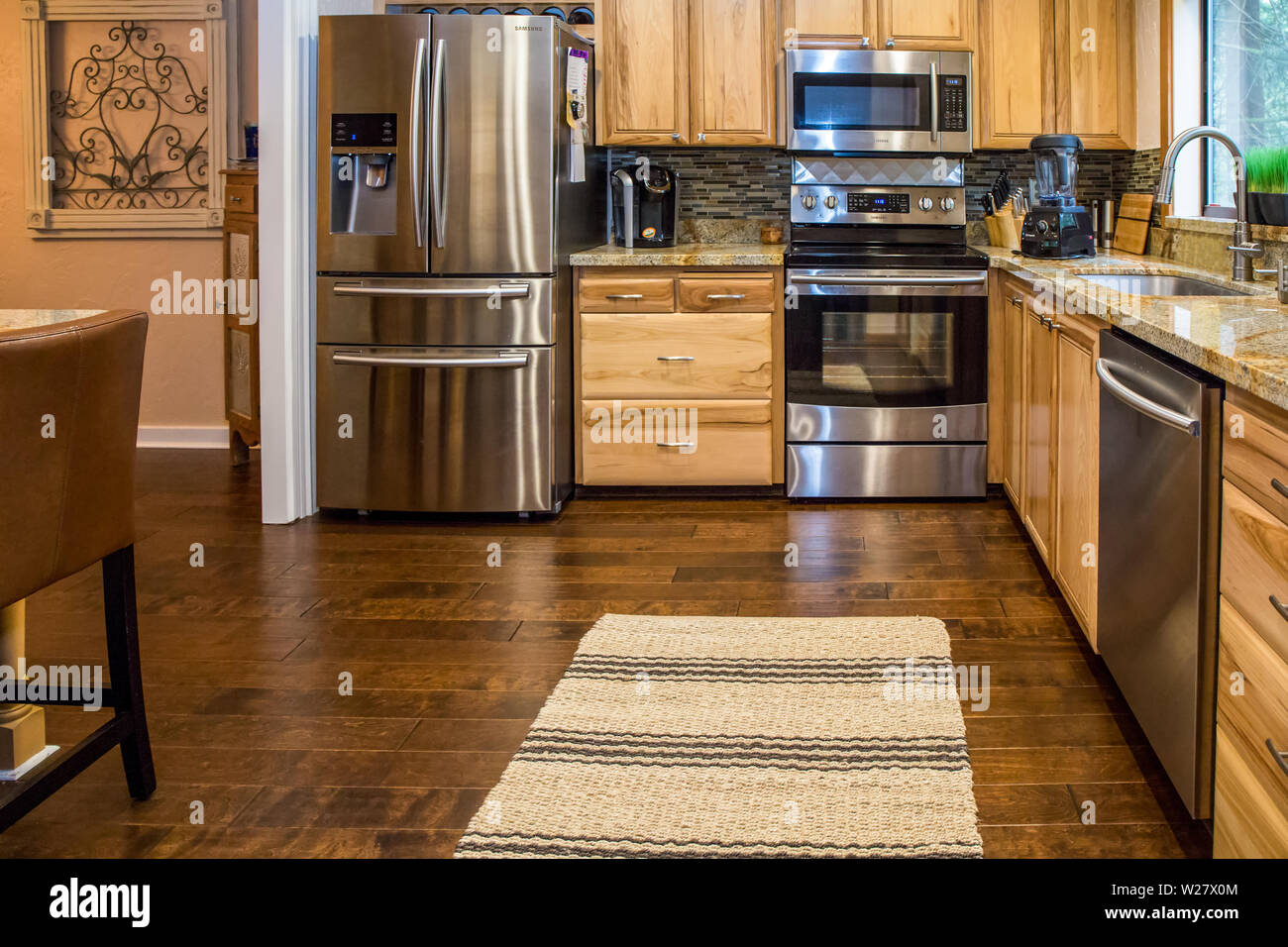 Issaquah, Washington, USA.  Modern kitchen with granite countertops and stainless steel appliances. (PR) Stock Photo