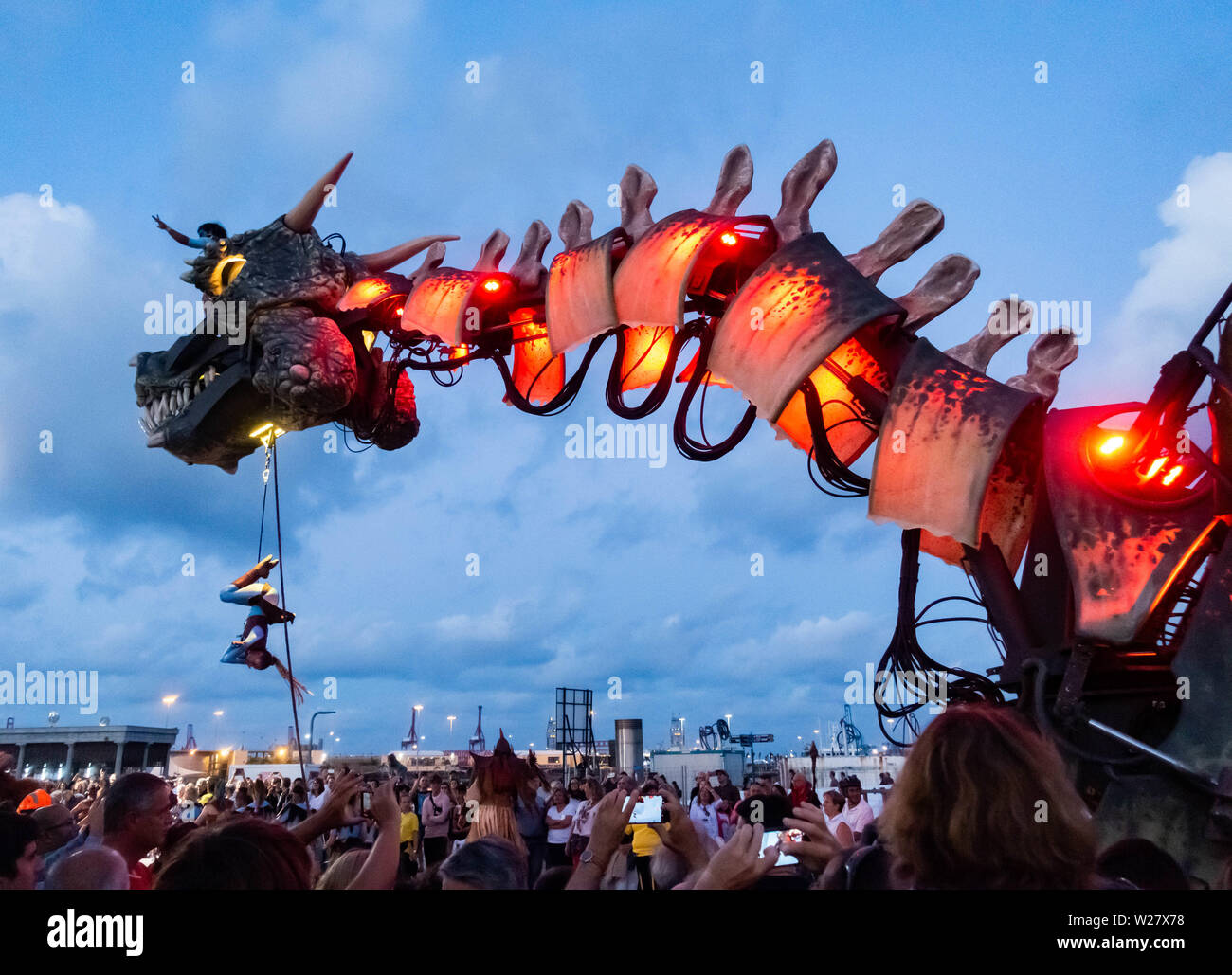 Las Palmas, Gran Canaria, Canary Islands, Spain. 6th July 2019. "Dragonautes", a huge Dragon, the creation of French theatre group, Planete Vapeur, takes to the streets of Las Palmas as the 2019 festival of theatre, music and dance (TEMUDAS) gets under way. Credit:Alan Dawson/Alamy Live News. Stock Photo