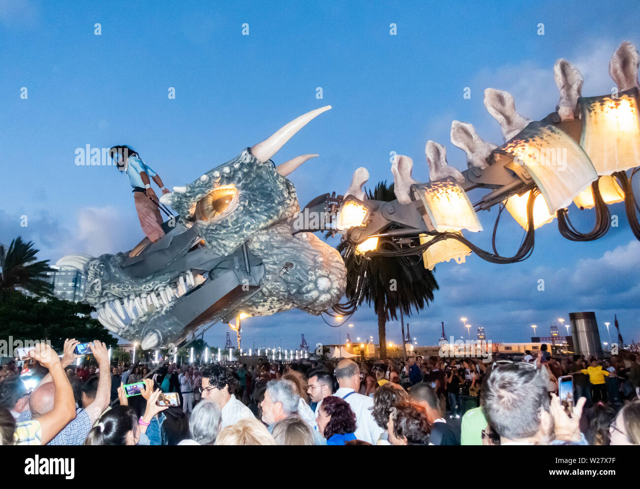 Las Palmas, Gran Canaria, Canary Islands, Spain. 6th July 2019. 'Dragonautes', a huge Dragon, the creation of French theatre group, Planete Vapeur, takes to the streets of Las Palmas as the 2019 festival of theatre, music and dance (TEMUDAS) gets under way. Credit:Alan Dawson/Alamy Live News. Stock Photo