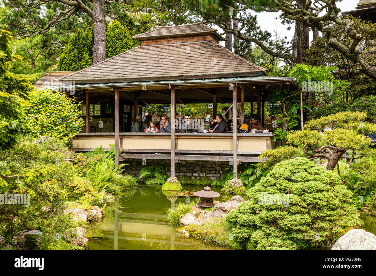 Japanese house gate hires stock photography and images Alamy