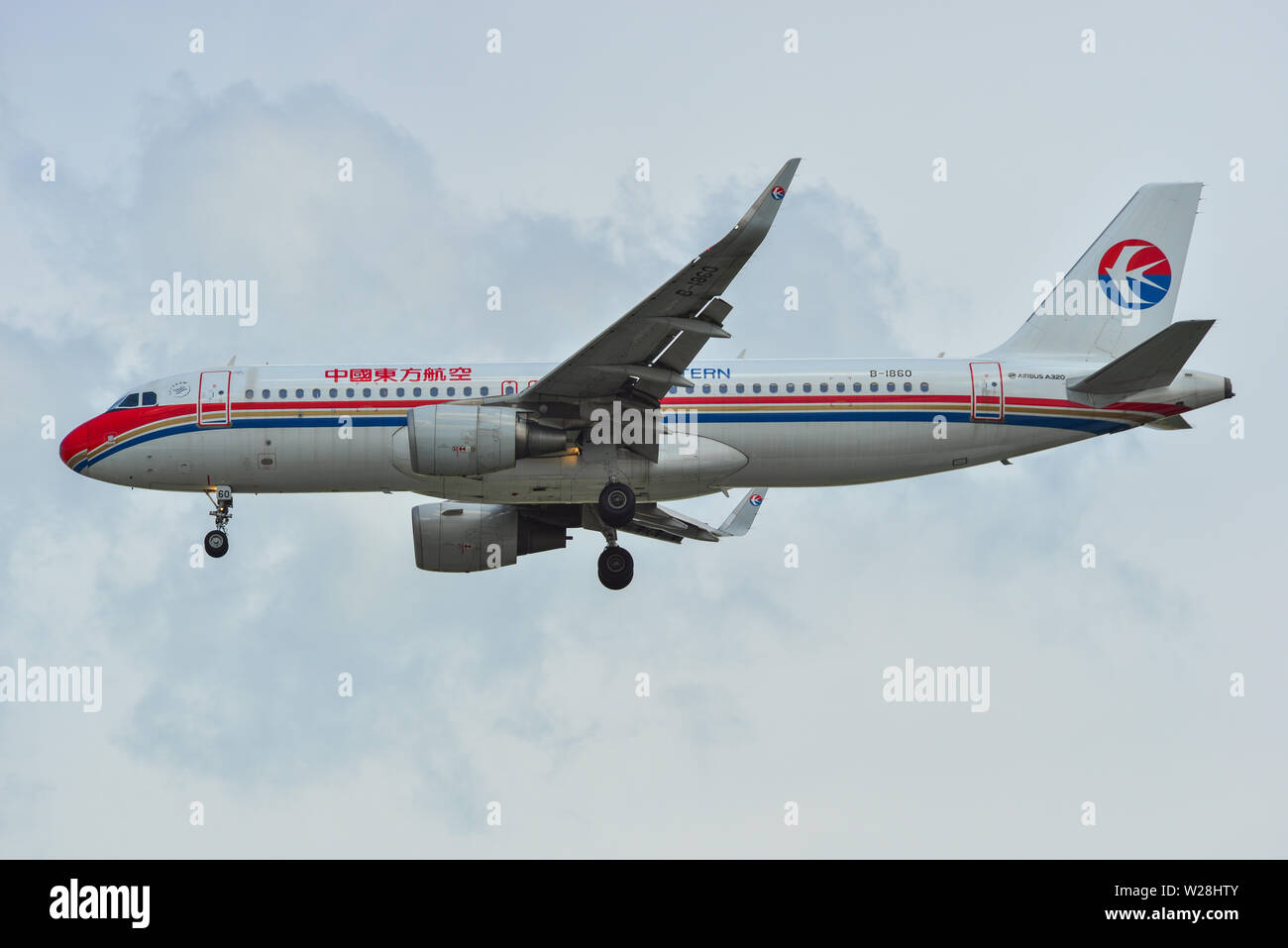 Singapore - Mar 26, 2019. China Eastern Airlines B-1860 (Airbus A320)  landing at Changi Airport (SIN). Changi hits record 65 million passengers  in 201 Stock Photo - Alamy