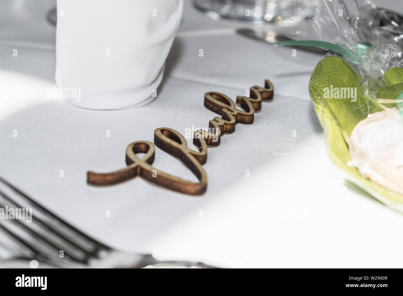 Table decoration of a wedding with glasses of cutlery and the name Claudia, Germany Stock Photo