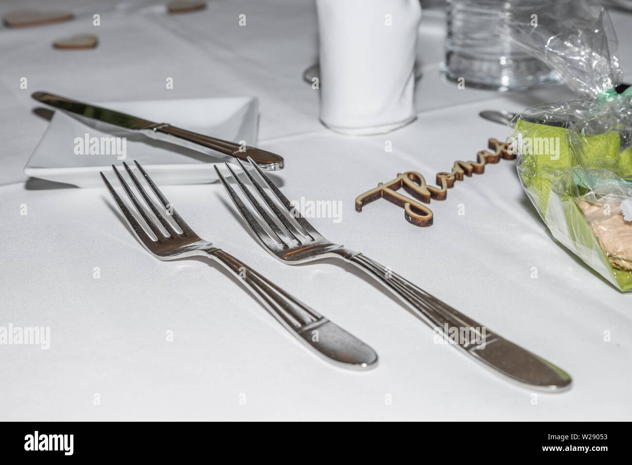 Table decoration of a wedding with glasses of cutlery and the name Thomas, Germany Stock Photo