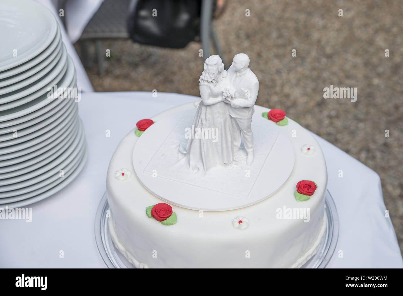 Wedding cake with figures of the bride and groom, Germany Stock Photo ...