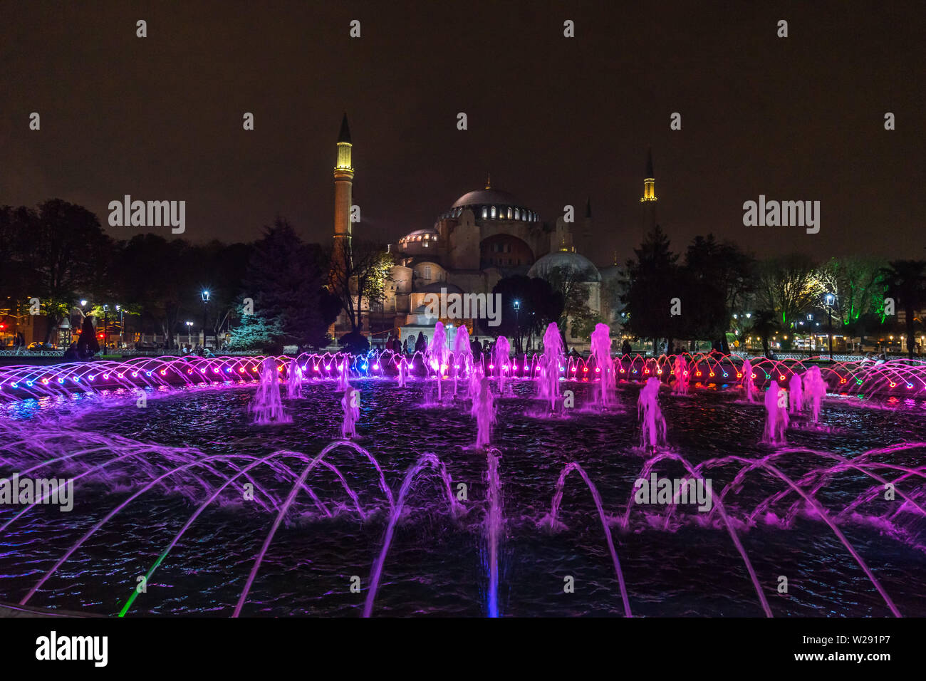 Night view of the illuminated fountain in front of Hagia Sophia ...