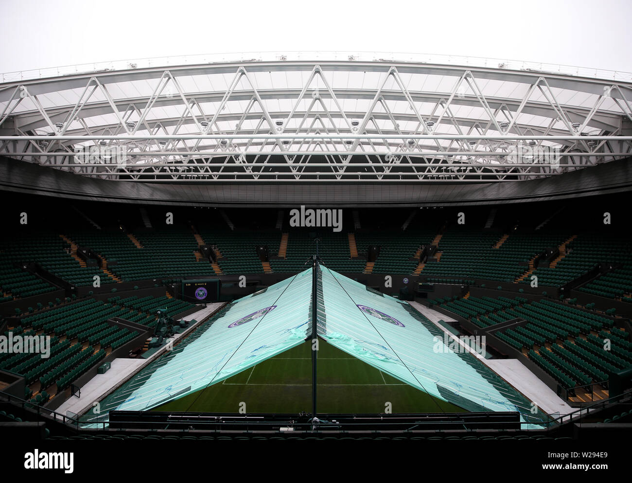 A view of the covers on Centre court on Middle Sunday Practice of the Wimbledon Championships at the All England Lawn tennis and Croquet Club, Wimbledon. Stock Photo