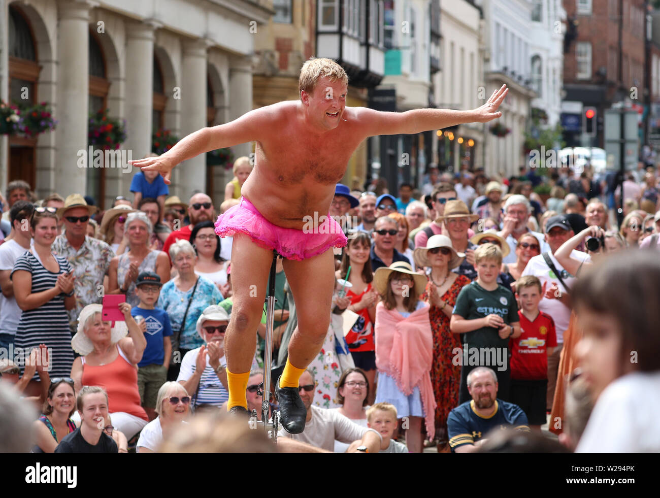 Street performers Garaghty and Thom entertain the crowds at Winchester Hat Fair Stock Photo