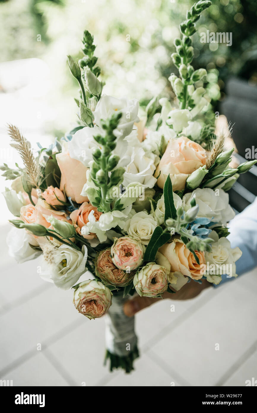 Hand beautiful wedding bouquet hi-res stock photography and images - Alamy