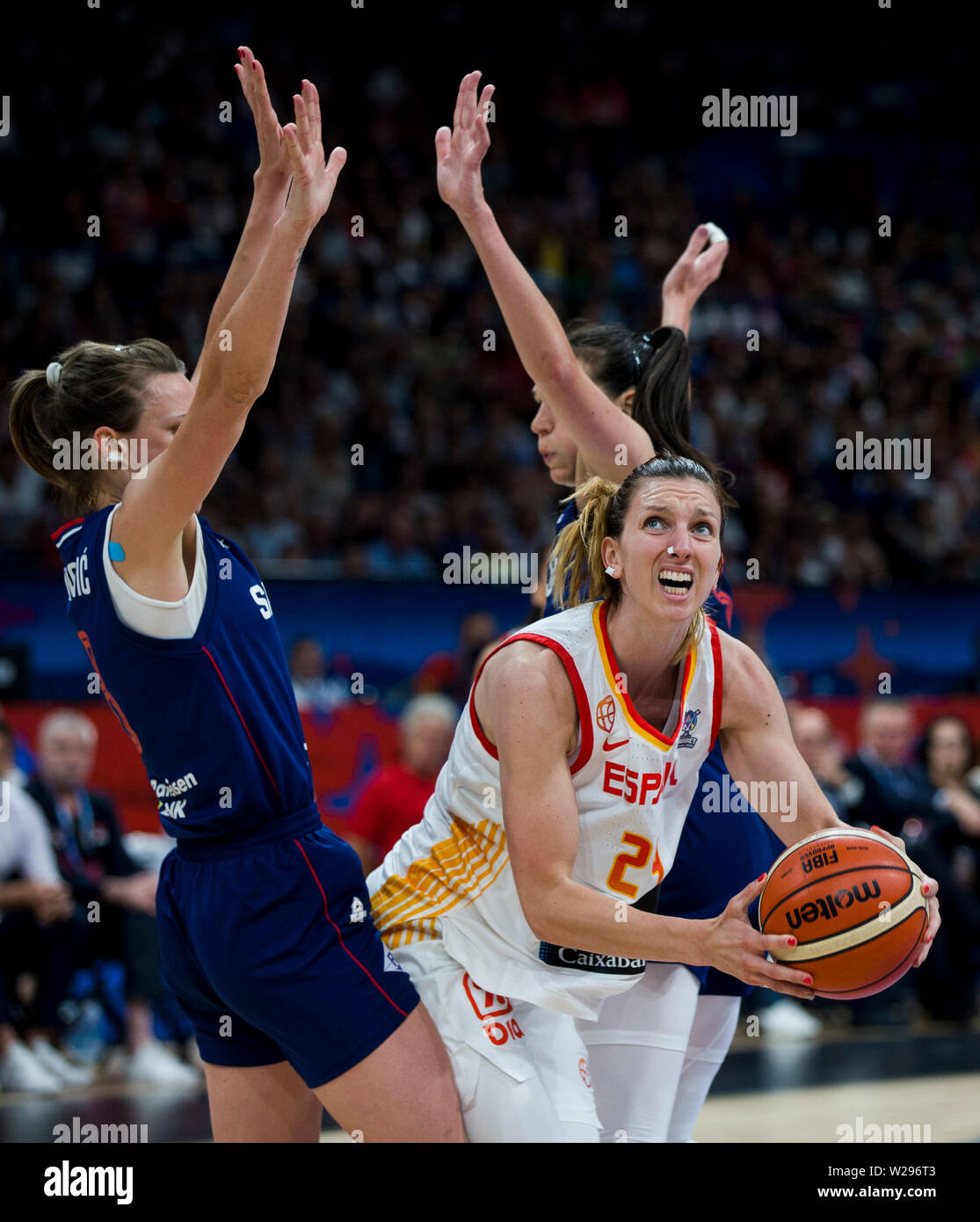 Laura Gil of ESP in action against Nevena Jovanovic of SRB and Sonja  Petrovic of SRB under the basket Stock Photo - Alamy