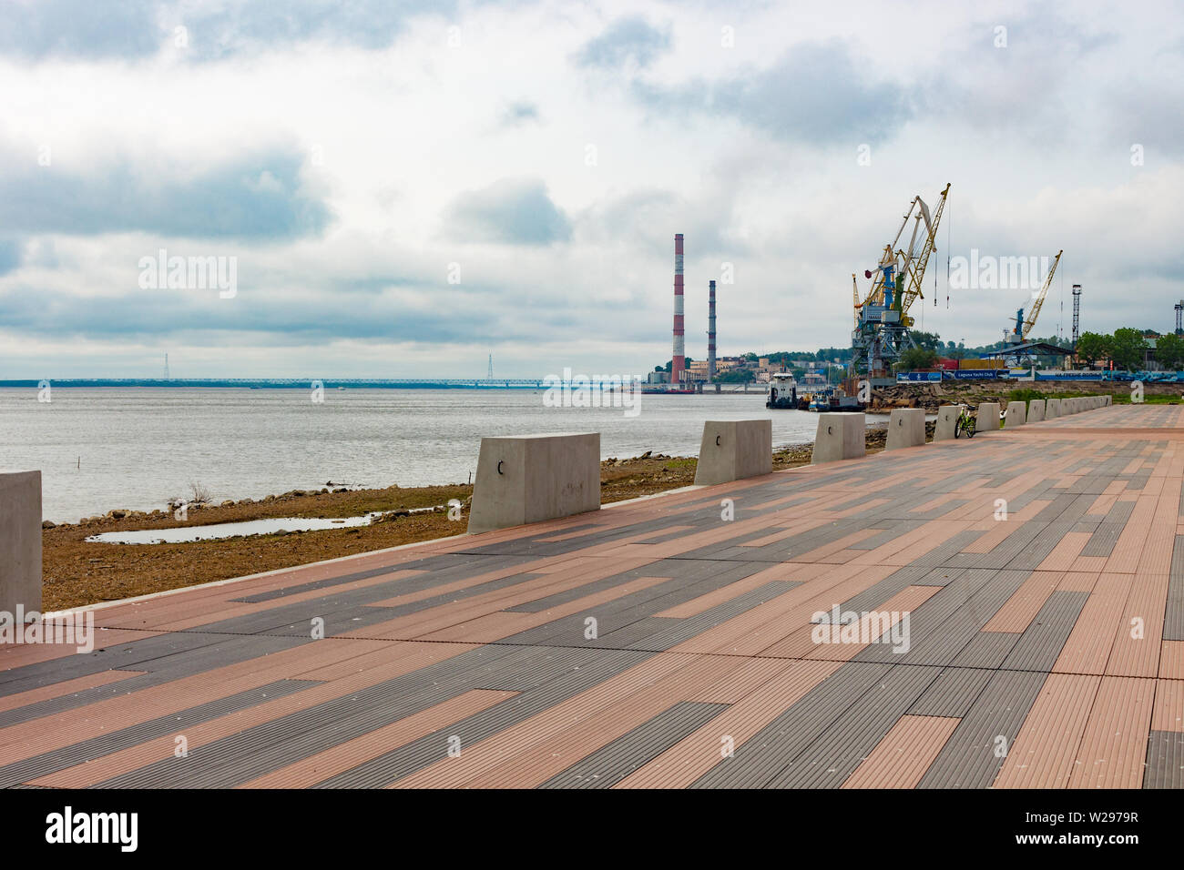 The spring Park is illuminated by the bright sun. View of a large and ...