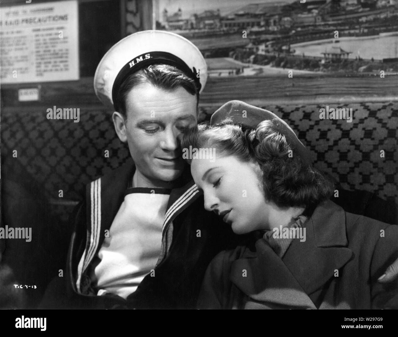 John Mills and Kay Walsh in IN WHICH WE SERVE 1942 directors Noel Coward and David Lean writer Noel Coward photographed by Ronald Neame producers Two Cities Films / The London Symphony Orchestra (LSO) / British Lion Film Corporation Ltd Stock Photo