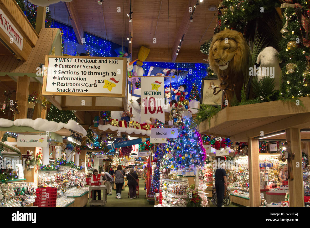 A Christmas Tree That Changes Size at Bronner's!