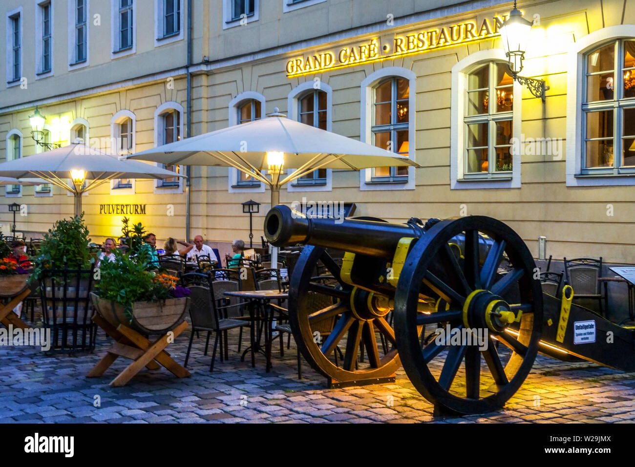 Dresden Restaurant Grand Cafe People outside the bar on Frauenkirche