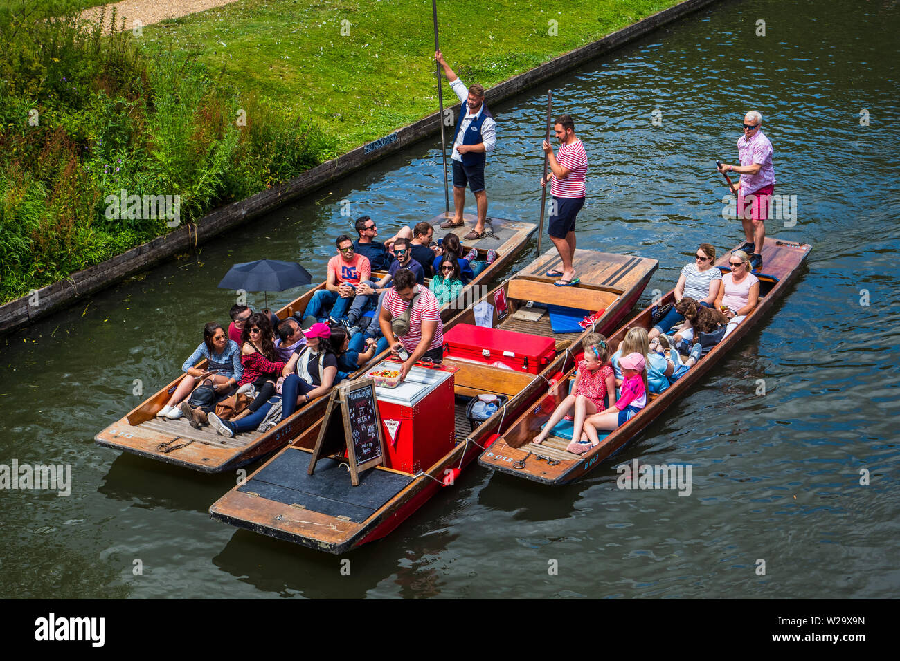 Drinks Punt Cambridge - selling Pims to Punters on the River Cam in Central Cambridge - Cambridge Tourism Stock Photo