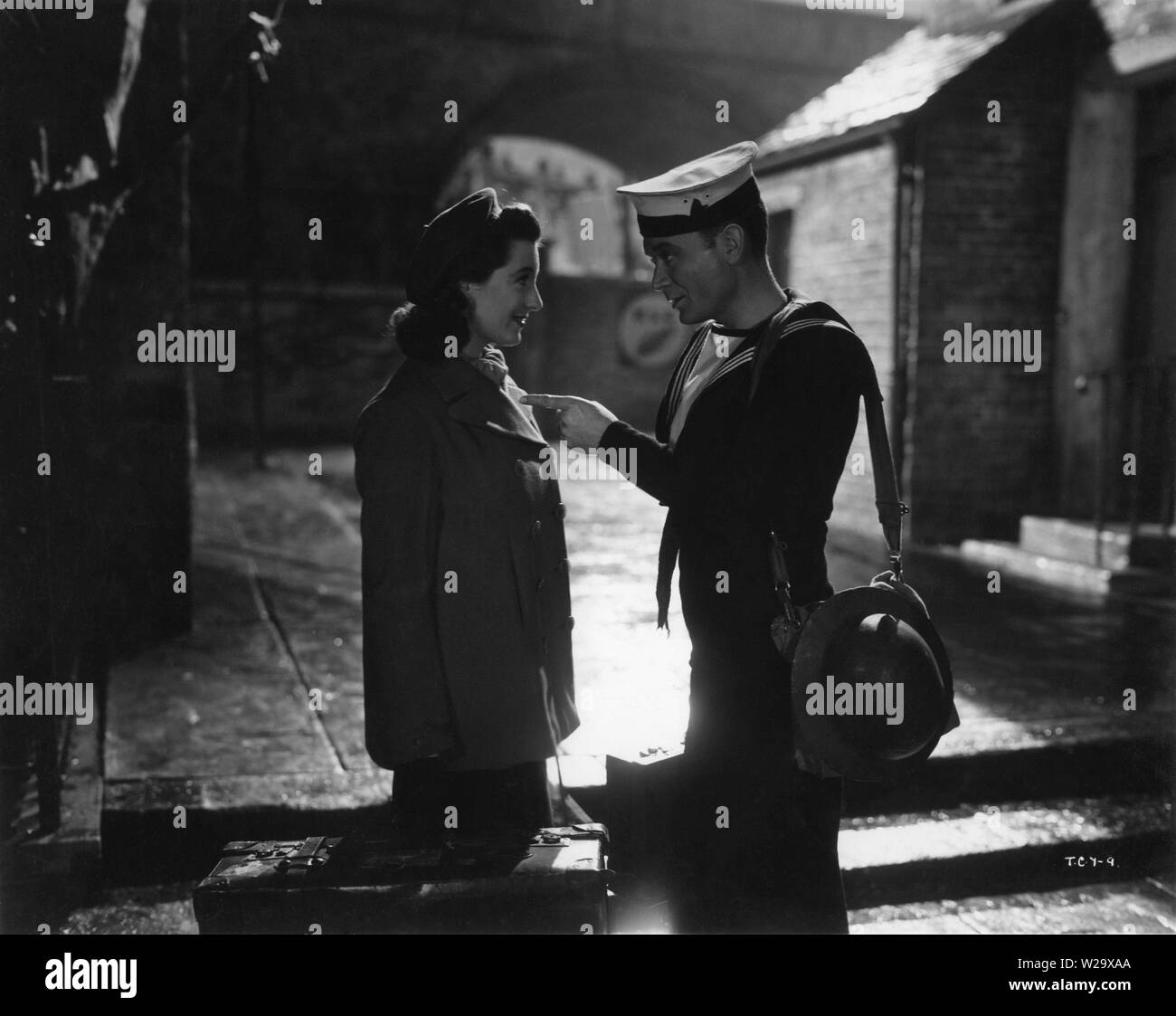 John Mills and Kay Walsh in IN WHICH WE SERVE 1942 directors Noel Coward and David Lean writer Noel Coward photographed by Ronald Neame producers Two Cities Films / The London Symphony Orchestra (LSO) / British Lion Film Corporation Ltd Stock Photo