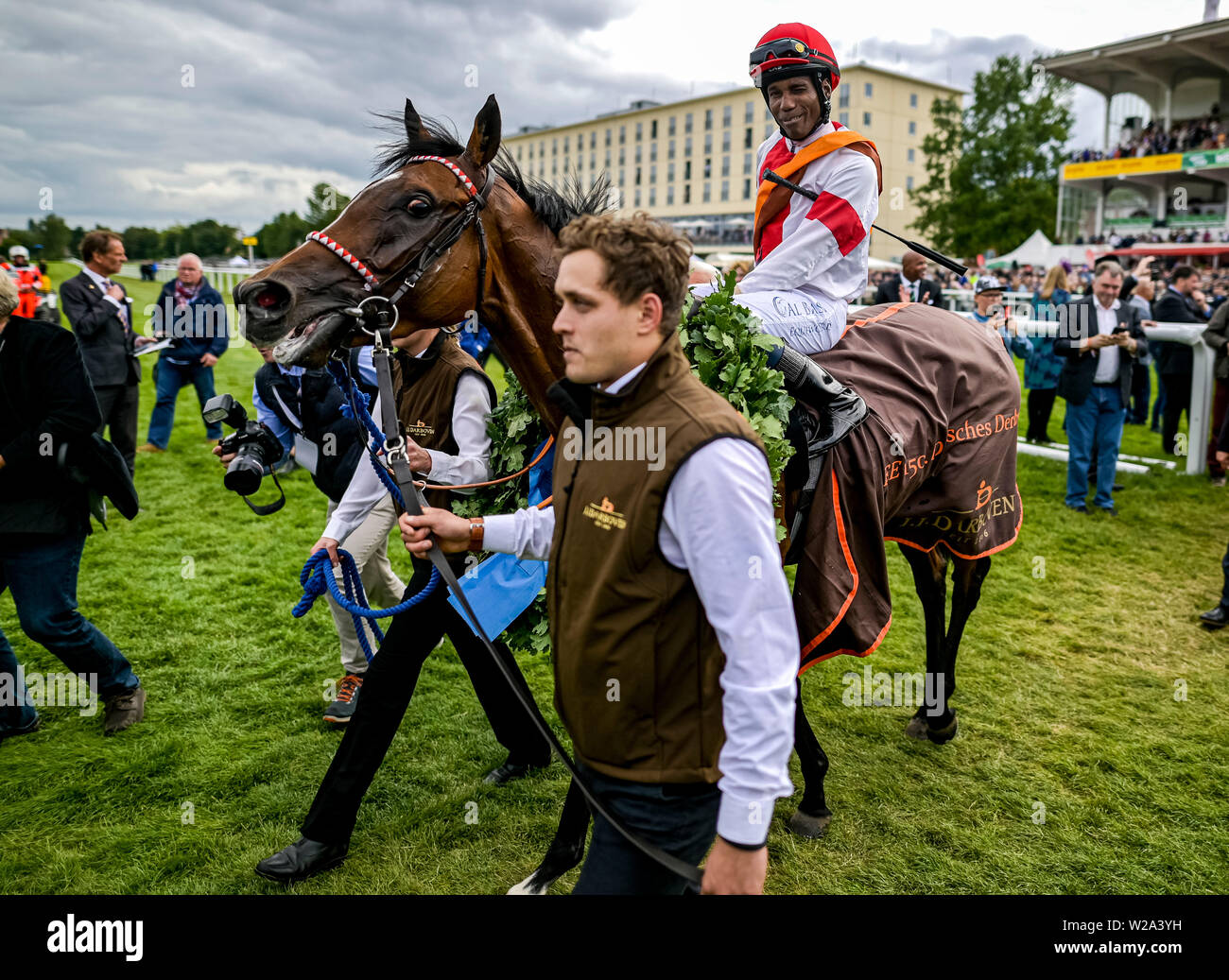 Hamburg, Germany. 07th July, 2019. Horse racing: Gallop, Derby Week Hamburg. Eduardo Pedroza on 'Laccario' from Gestüt Ittlingen rides a lap of honour at the 150th German Derby after his victory. Credit: Axel Heimken/dpa/Alamy Live News Stock Photo