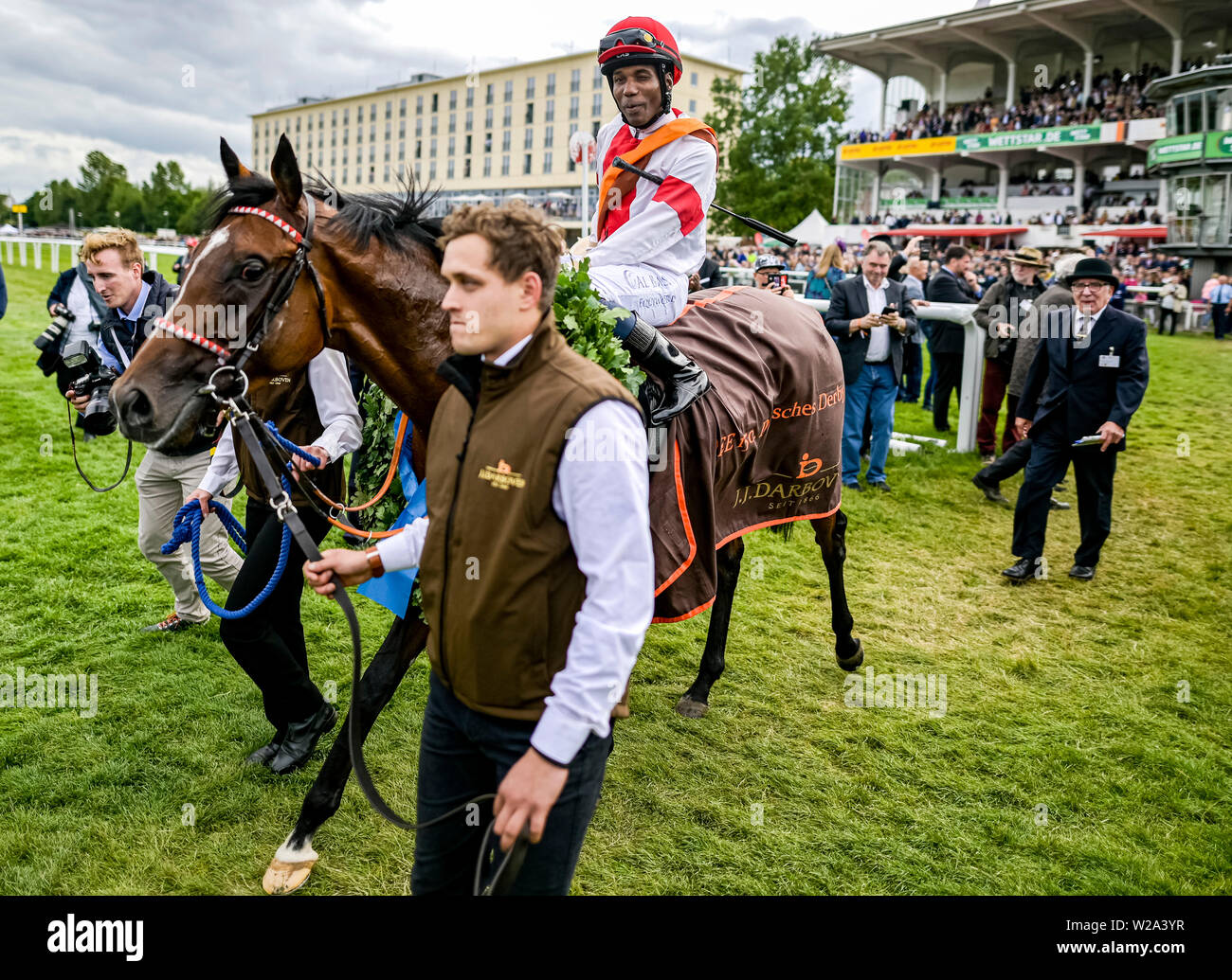 Hamburg, Germany. 07th July, 2019. Horse racing: Gallop, Derby Week Hamburg. Eduardo Pedroza on 'Laccario' from Gestüt Ittlingen rides a lap of honour at the 150th German Derby after his victory. Credit: Axel Heimken/dpa/Alamy Live News Stock Photo