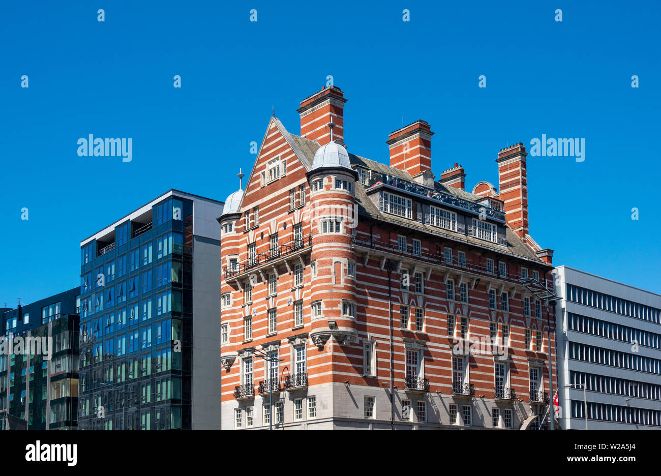 Contrasting architecture in Liverpool, England UK. 30 James Street Hotel, once the home of the White Star Line and the RMS Titanic Stock Photo