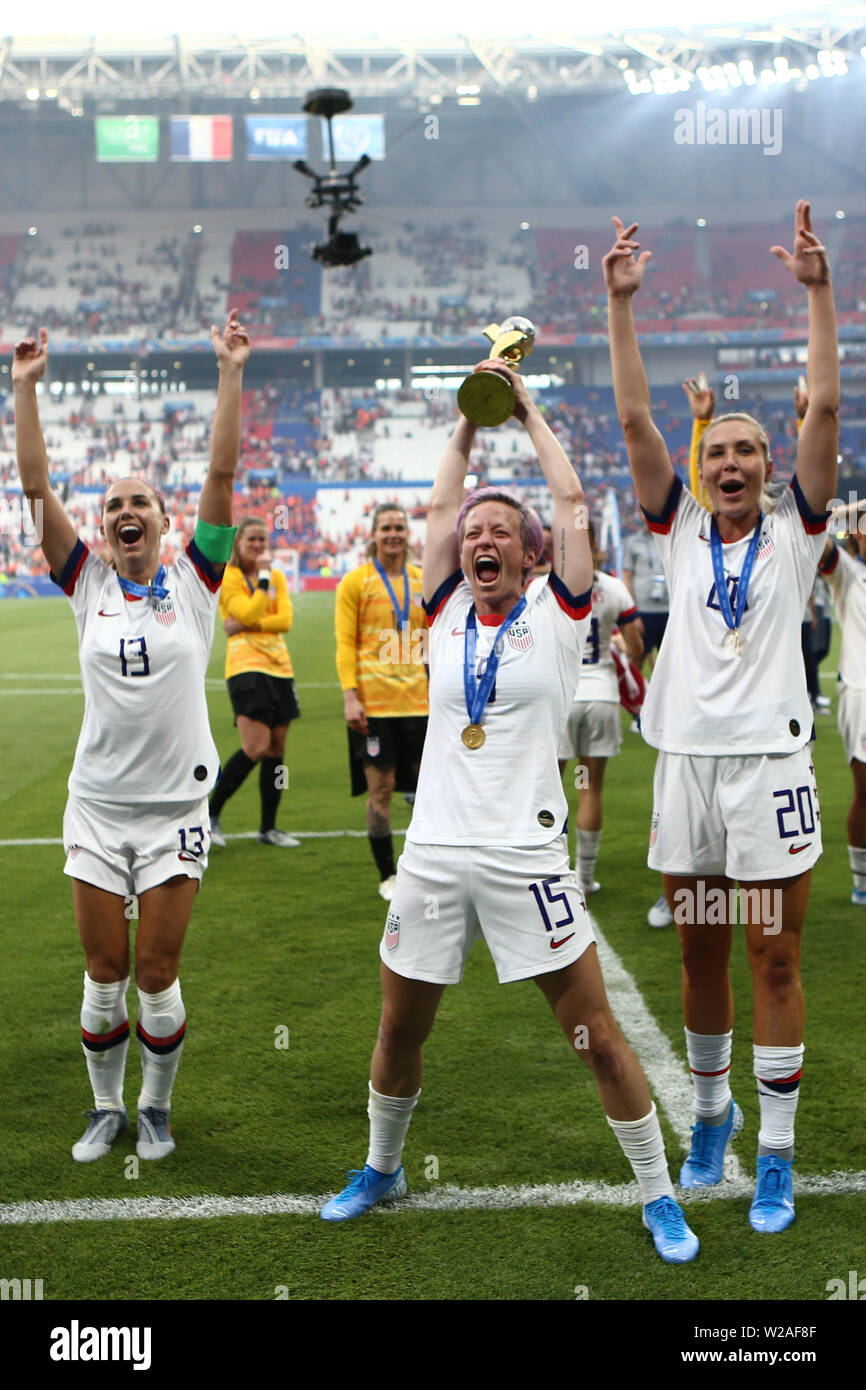 Allie Long briefly drops American flag during World Cup