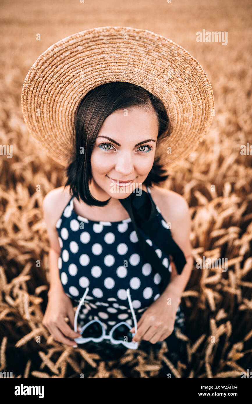 retro style outfit for female