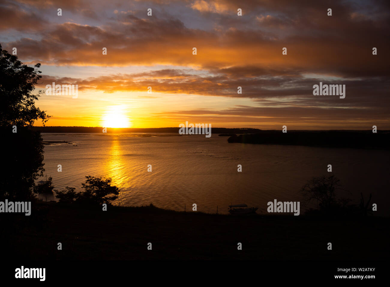 Tranquil lake sunset reflects hi-res stock photography and images - Alamy