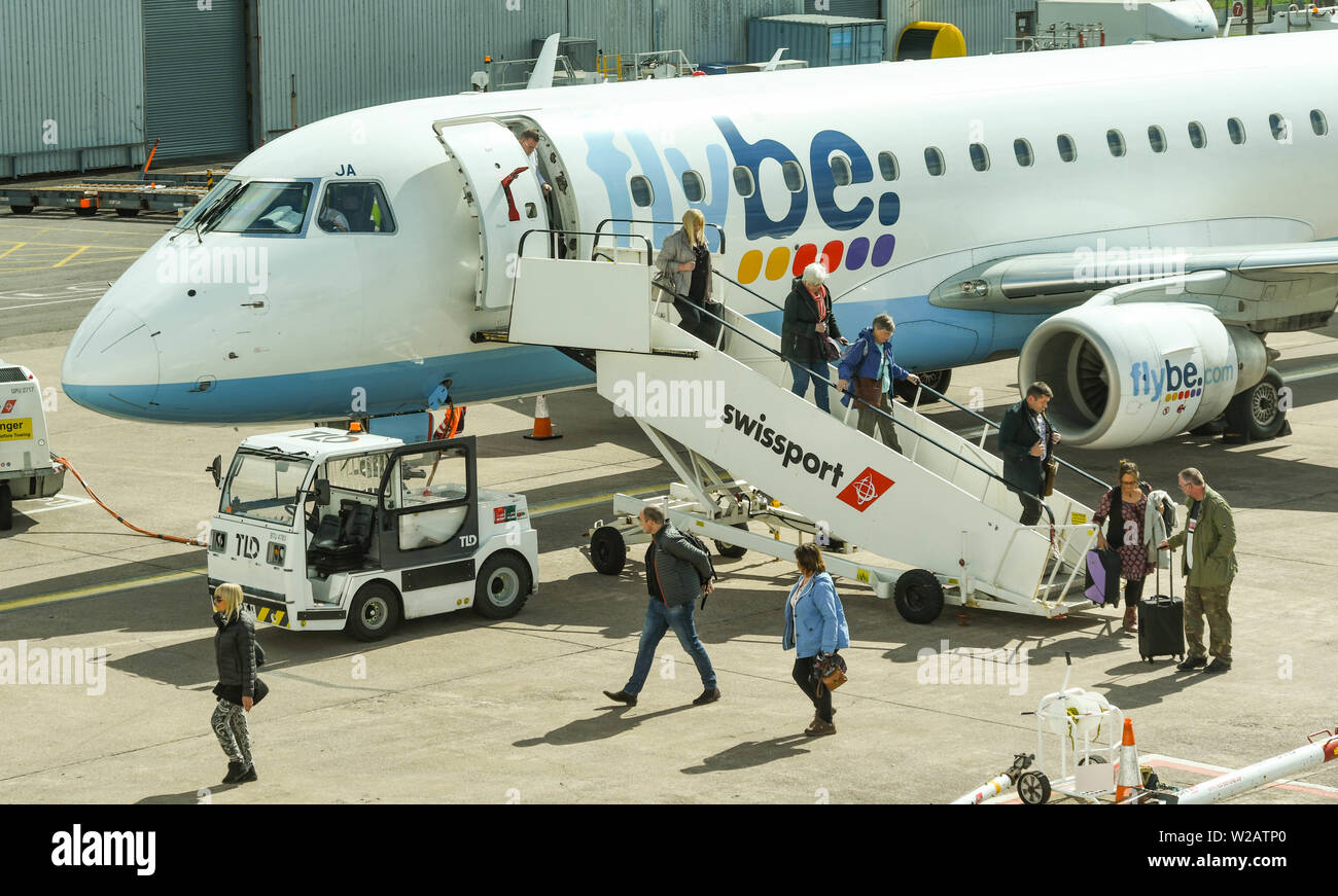 Passengers getting off plane hi-res stock photography and images - Alamy