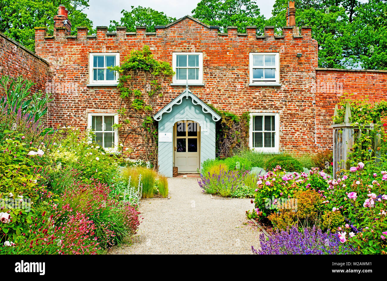 Gardeners Cottage High Resolution Stock Photography And Images Alamy