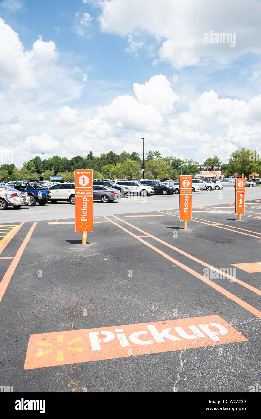 Vidalia, / USA May 28, 2019 The reserved spots for Walmart's new Pickup service are