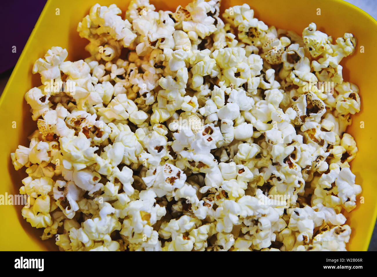 Yellow plate with popcorn. Close up, top view Stock Photo - Alamy