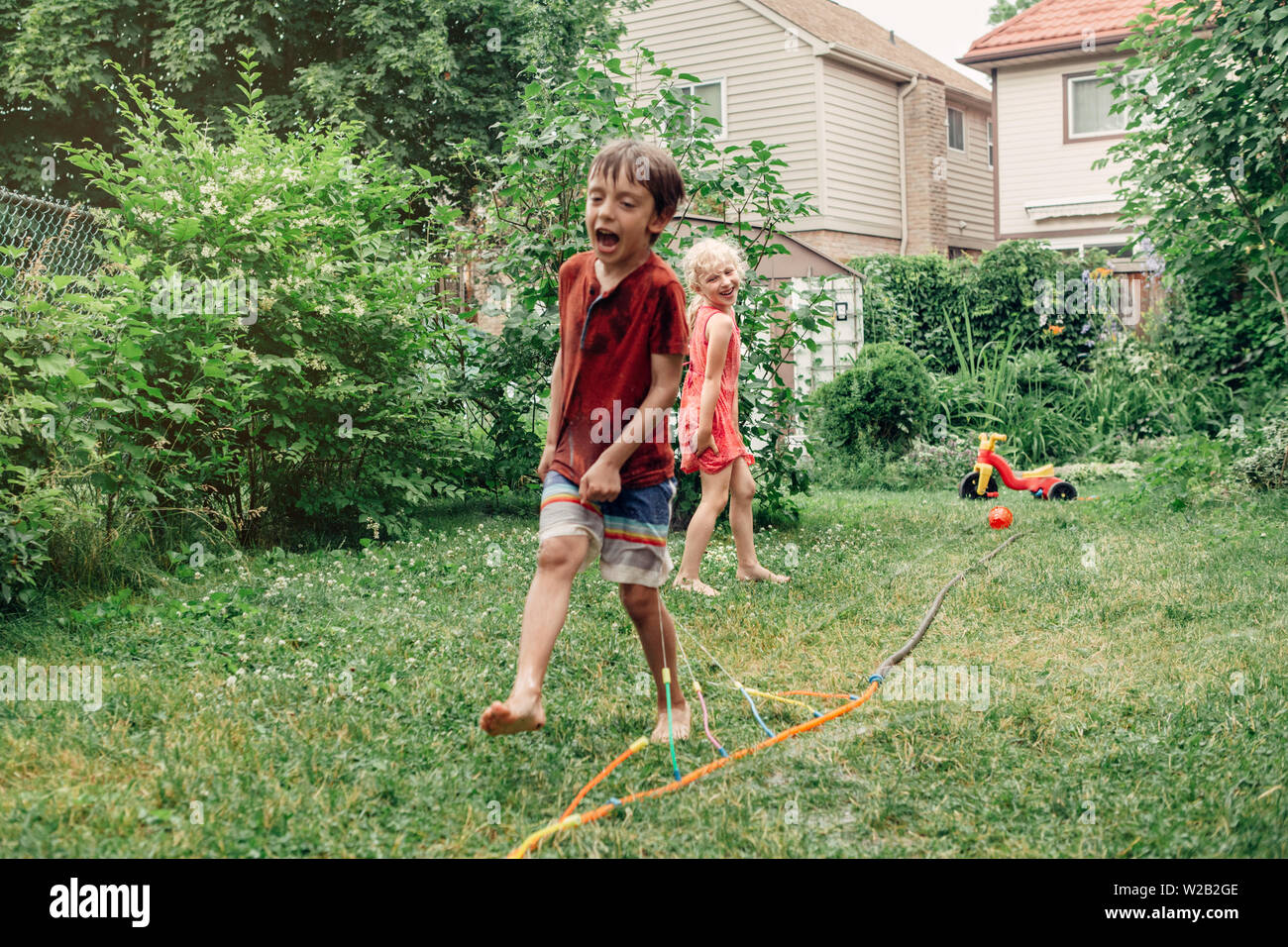 Water Sprinkler for Kids Backyard,Summer Outdoor Lawn Water Sprinkler for Kids Outside Garden Water Splash Toy 