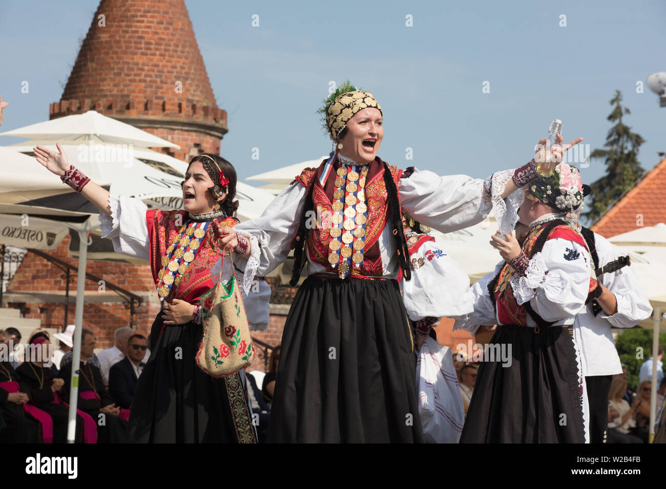 Dakovo, Croatia. 7th July, 2019. People in traditional costumes perform during the 53rd Dakovacki vezovi festival in Dakovo, Croatia, on July 7, 2019. Dakovacki vezovi festival, one of the major cultural events in Croatia, presents traditional costumes and performances. Credit: Dubravka Petric/Xinhua/Alamy Live News Stock Photo