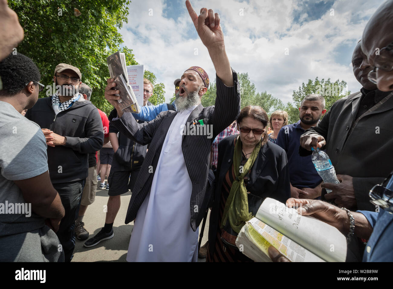 Preaching, debates and sermons at Speakers’ Corner, the public speaking north-east corner of Hyde Park. London, UK Stock Photo