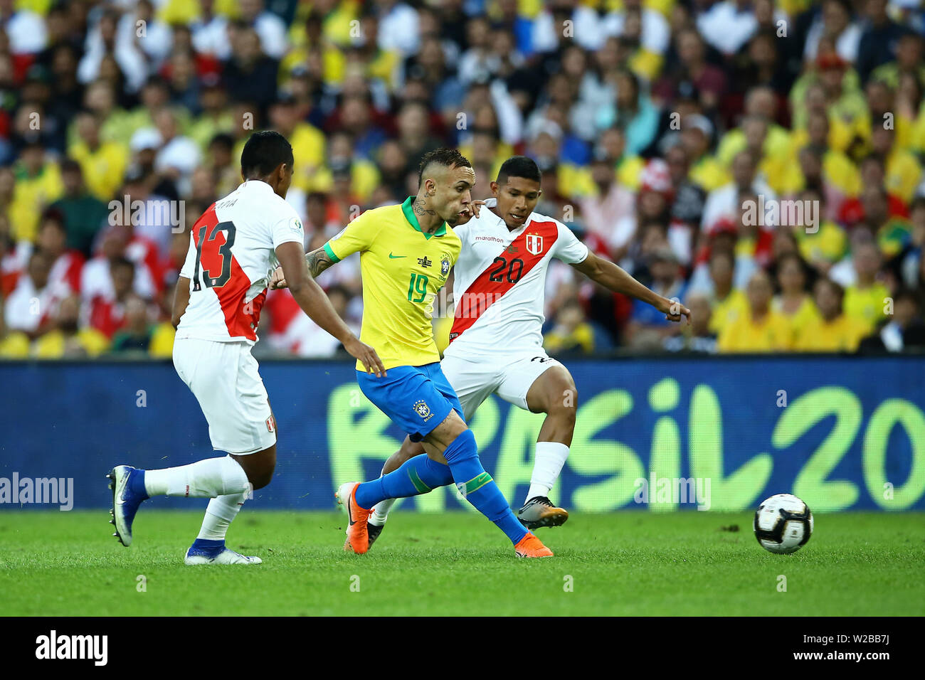 Rio de Janeiro, Brazil. 08th July, 2019. 7th July 2019; Maracana Stadium, Rio de Janeiro, Brazil; Copa America football final, Brazil versus Peru; Everton of Brazil gets between Renato Tapia and Edison Flores of Peru Credit: Action Plus Sports Images/Alamy Live News Stock Photo