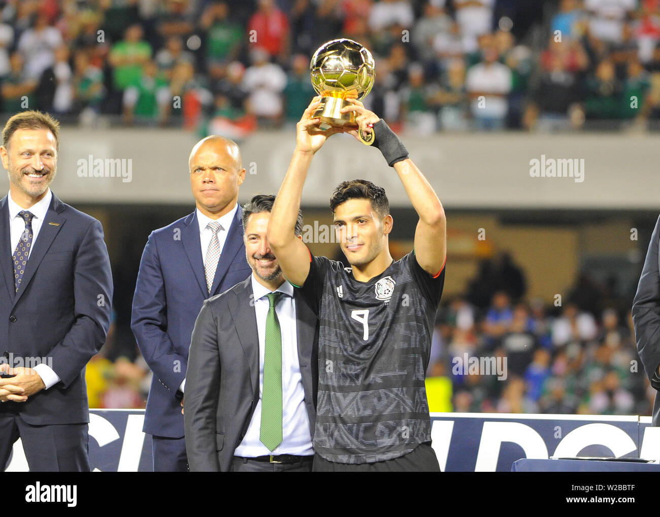 Chicago, IL, USA. 07th July, 2019. Mexico forward, Raul Jimenez (9), shows his award after the 2019 CONCACAF Gold Cup, championship match, between the United States and Mexico, at Soldier Field in Chicago, IL. Credit: Kevin Langley/CSM/Alamy Live News Stock Photo