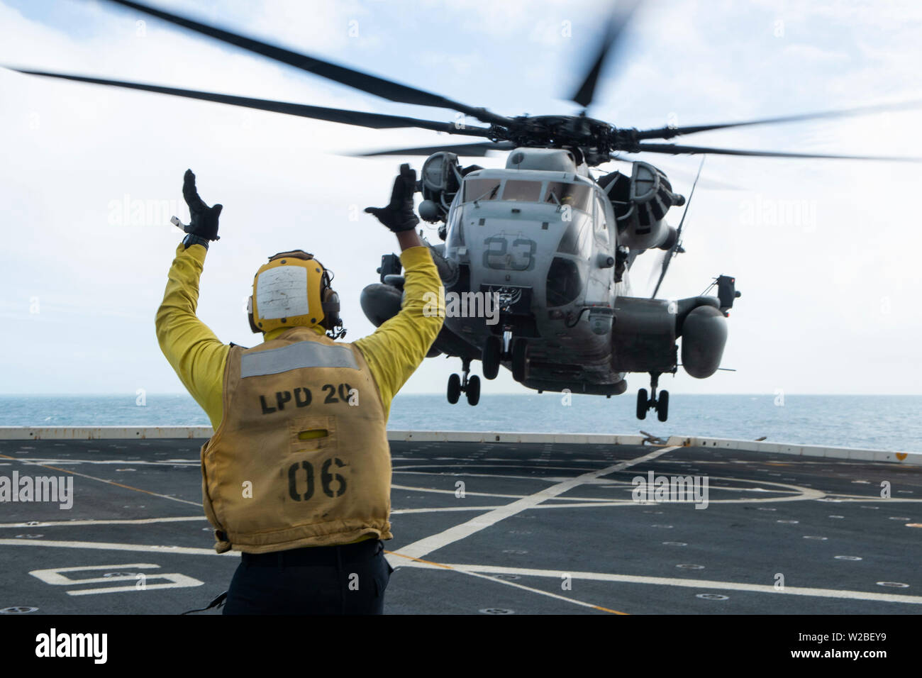 https://c8.alamy.com/comp/W2BEY9/190707-n-dx072-1259-coral-sea-july-7-2019-aviation-boatswains-mate-handling-3rd-class-deon-sanders-from-new-york-signals-to-a-ch-53e-super-stallion-helicopter-assigned-to-the-31st-marine-expeditionary-unit-meu-dragons-of-marine-medium-tiltrotor-squadron-vmm-265-reinforced-as-it-takes-off-from-the-flight-deck-of-the-amphibious-transport-dock-ship-uss-green-bay-lpd-20-during-a-visit-board-search-and-seizure-vbss-drill-with-the-amphibious-dock-landing-ship-uss-ashland-lsd-48-green-bay-and-ashland-part-of-the-wasp-amphibious-ready-group-with-embarked-31st-meu-are-oper-W2BEY9.jpg