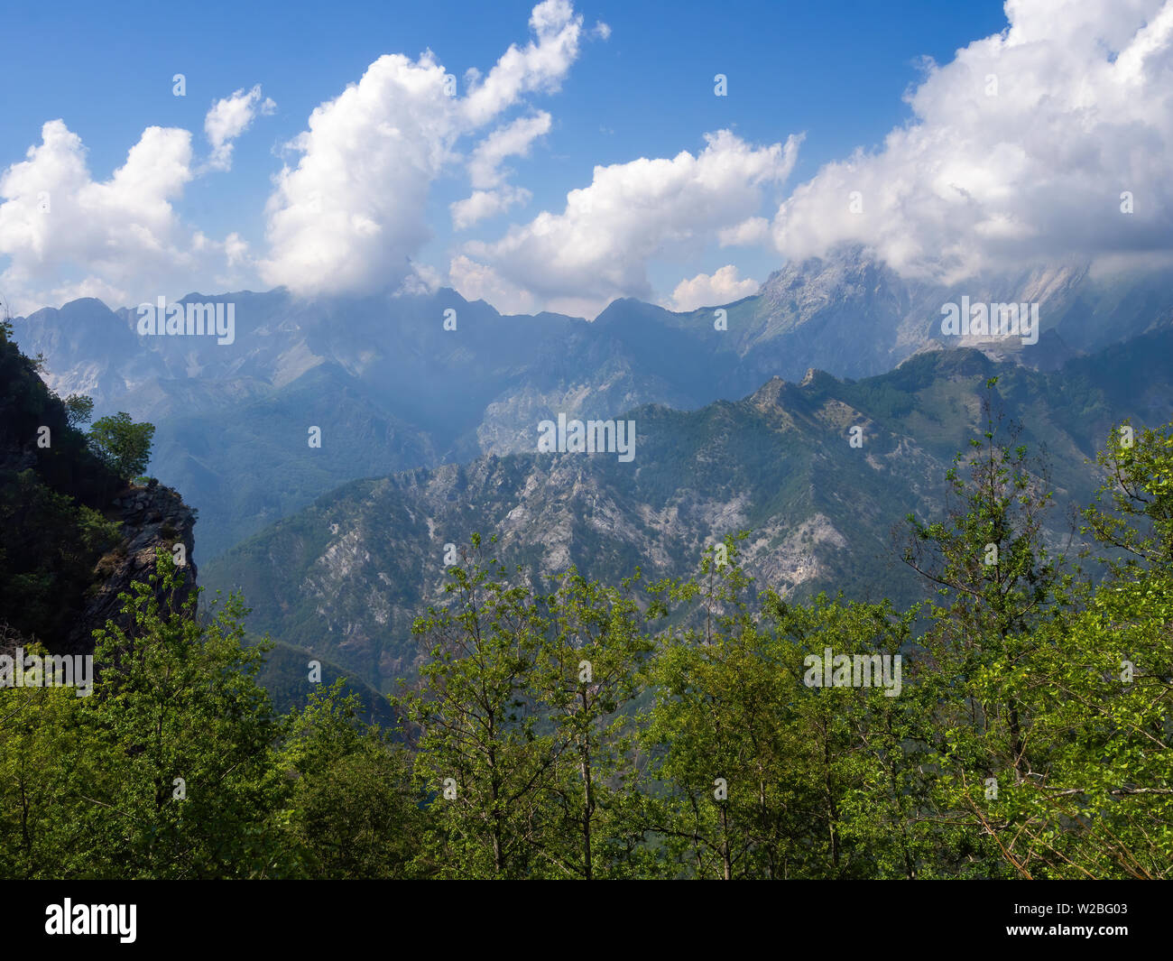 Accessori, vestiti e vari altri uomini cose da raccogliere nel viaggio. top  view articoli da viaggio sul pavimento per il viaggio in montagna Foto  stock - Alamy