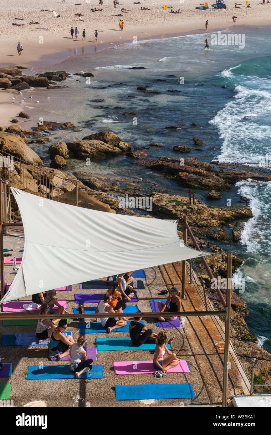 Australia, New South Wales, NSW, Sydney, Bondi Beach, elevated view of yoga lesson Stock Photo