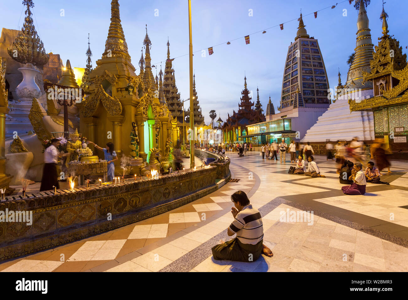 The great golden stupa, Shwedagon Paya (Shwe Dagon Pagoda), Yangon (Rangoon), Myanmar (Burma) Stock Photo