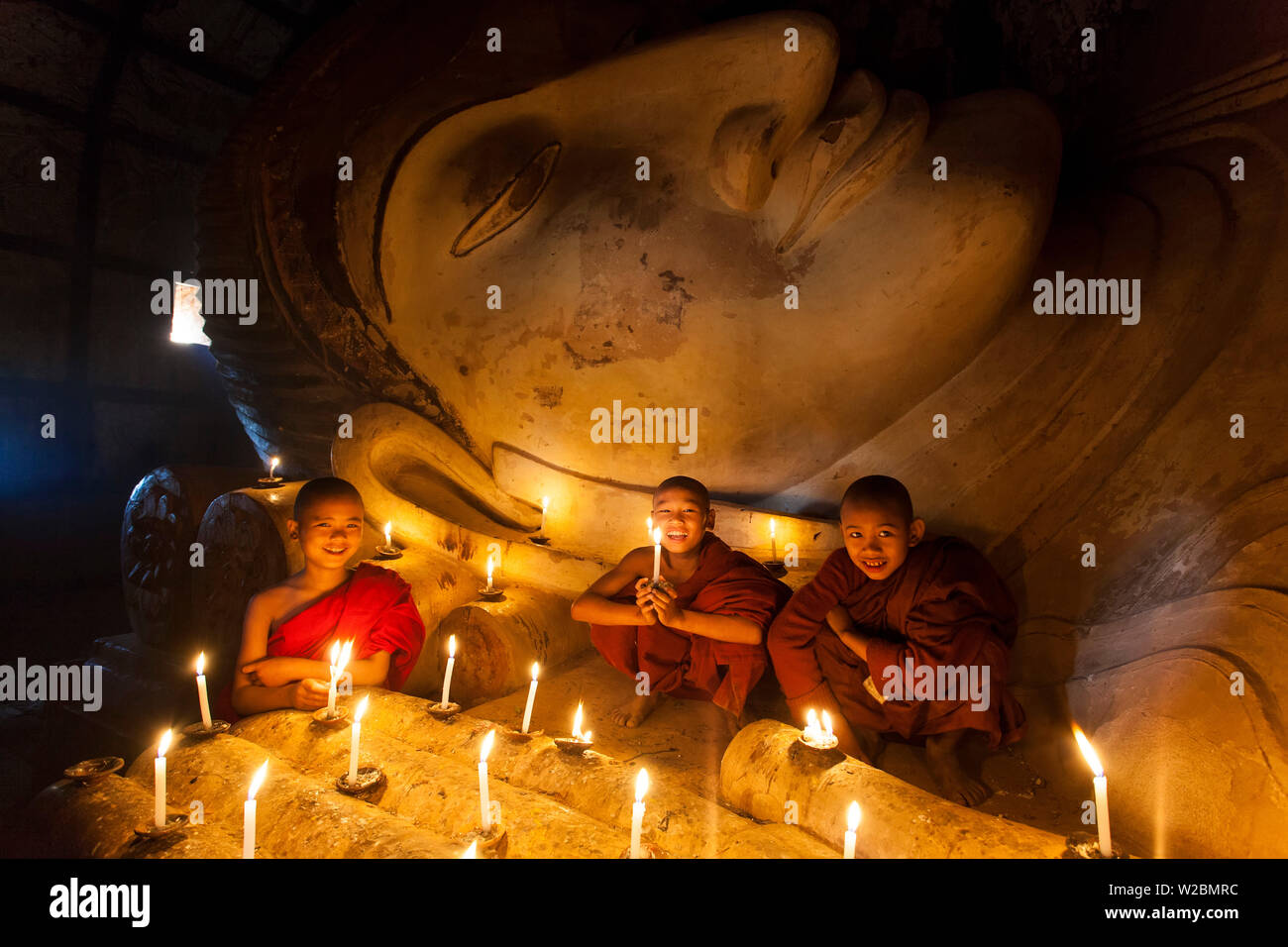 Young monks & reclining buddha, Bagan (Pagan), Myanmar (Burma) Stock Photo