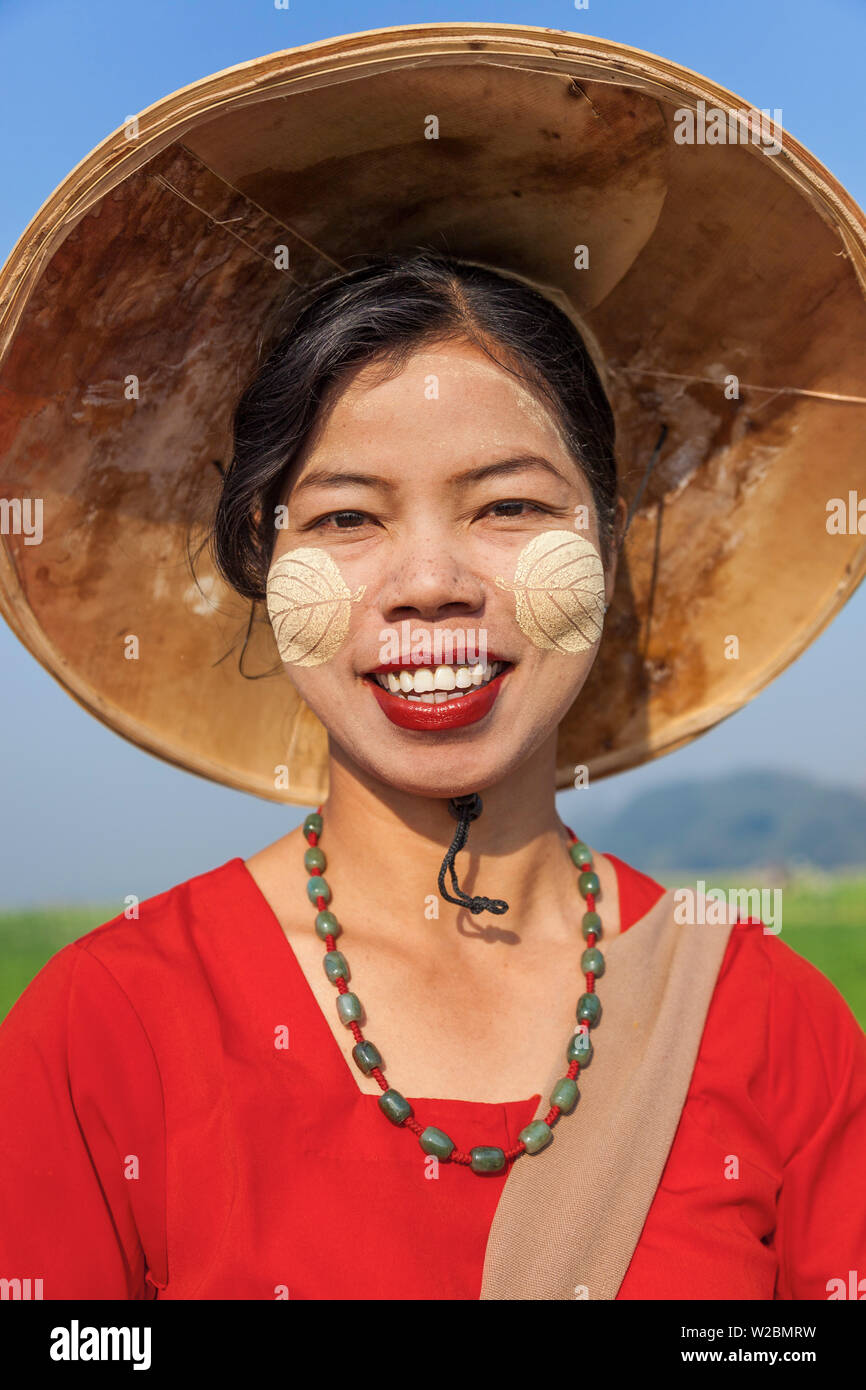 Thanakha paste patterns on face to protect skin from the sun, Mandalay, Myanmar Stock Photo