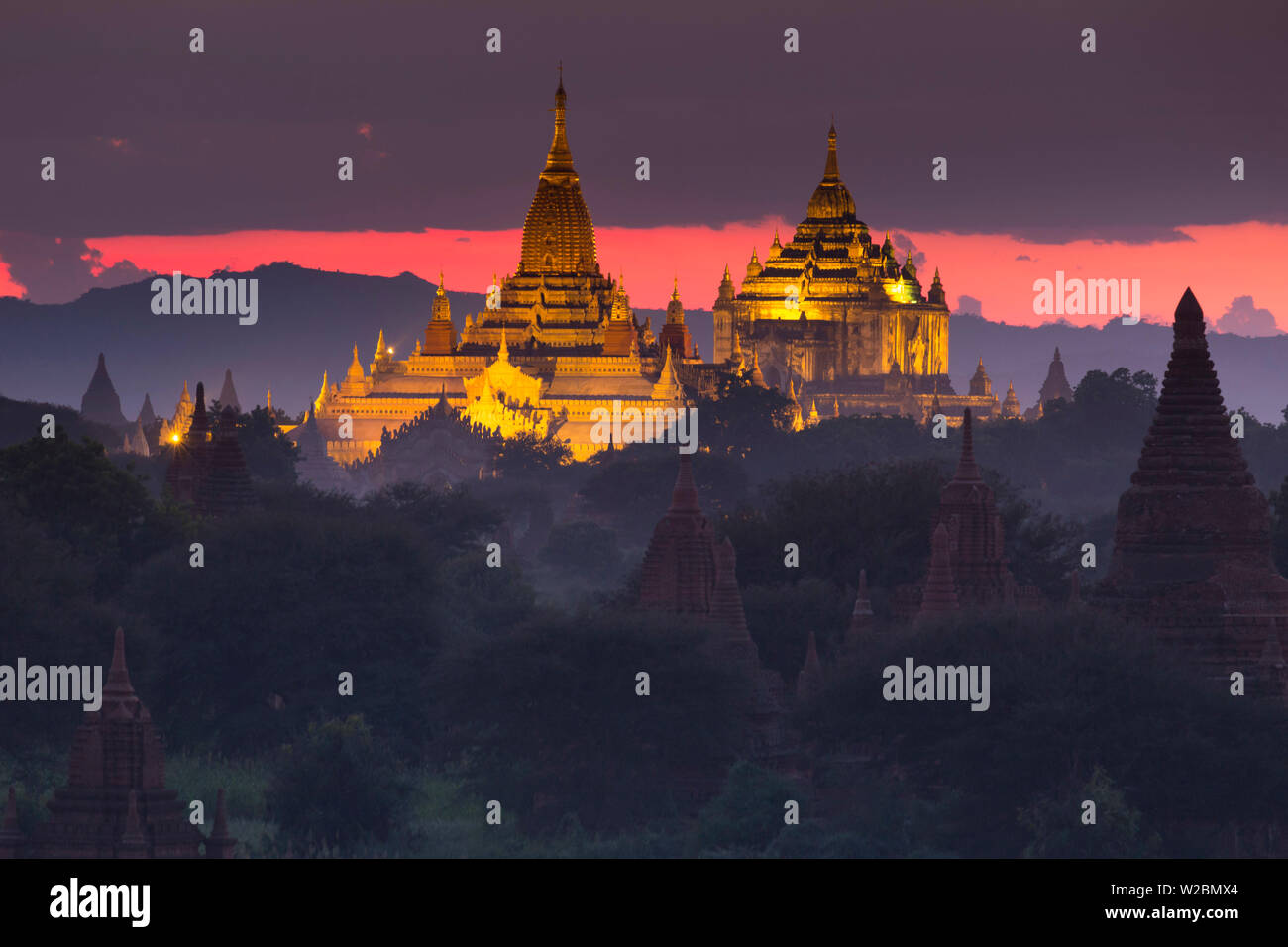 Myanmar (Burma), Temples of Bagan (Unesco world Heritage Site), Ananda temple and Thatbynnyu Pagoda Stock Photo