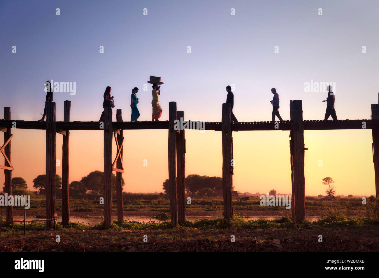 Myanmar (Burma), Mandalay, Amarapura, U-bein bridge (world's longest Teak bridge) Stock Photo