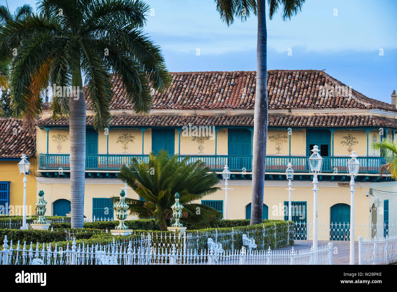 Cuba, Trinidad, Plaza Mayor, Galeria de Arte at the former Palacio Ortiz - The Casa de Aldeman Ortiz - a Colonial mansion from 1809 that was originally built for Ortiz de Zuniga, a slave trader and mayor of Trinidad. Stock Photo